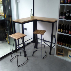 Mesa a esquina y taburetes en hierro y roble - Herrería